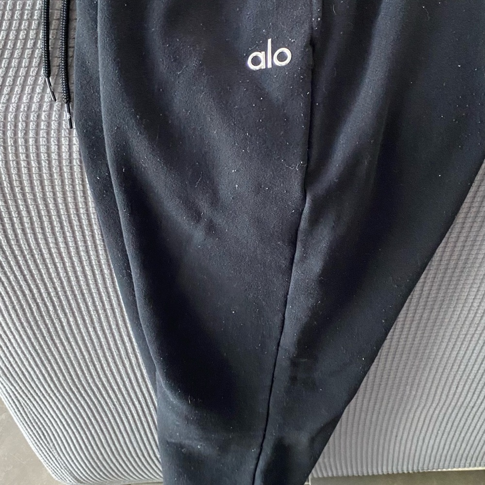 ALO Yoga Black Joggers - Picture 2 of 11